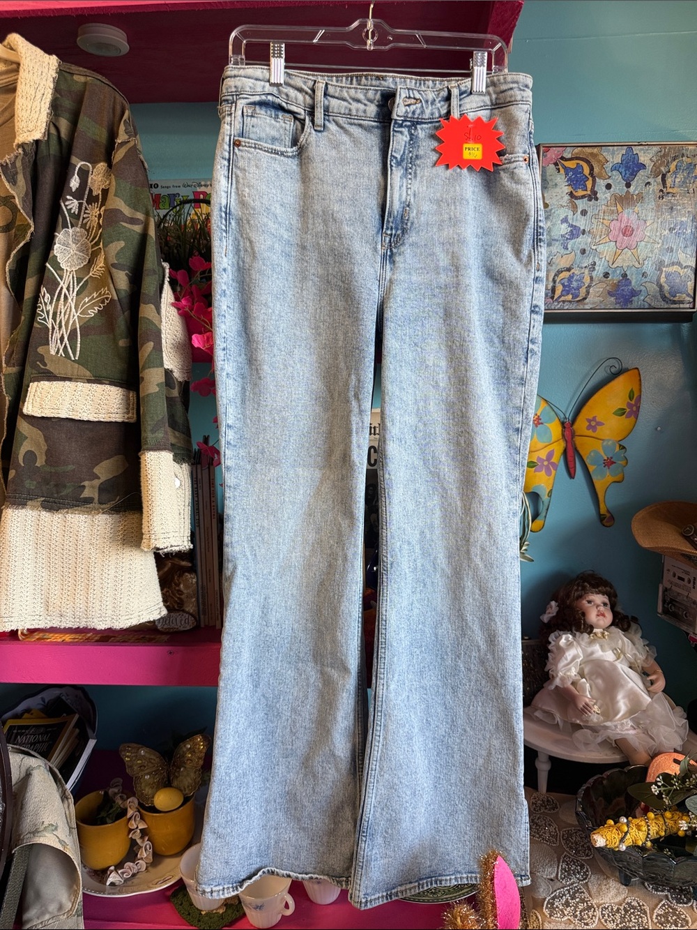 Old Navy Higher High Rise Flare Jeans - Pale Blue
Size 10 EXCELLENT Condition